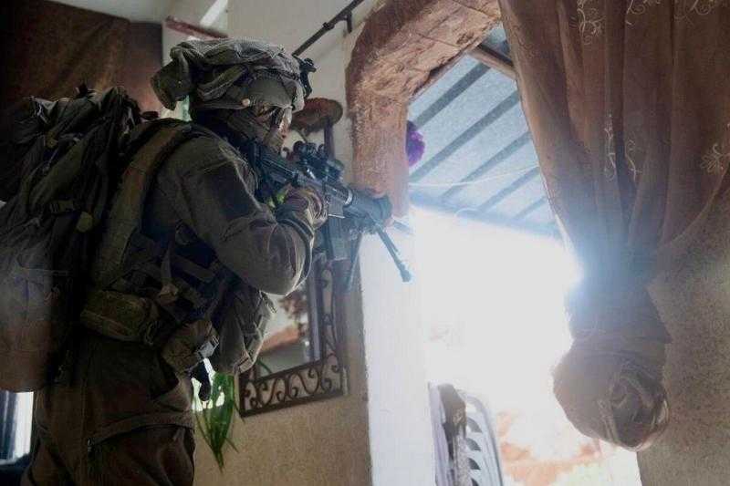 شاهد.. الاحتلال يقتحم منزلًا في جنين ويروع ساكنيه