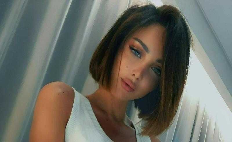 بسمة بوسيل تطل على جمهورها من أمام الكعبة