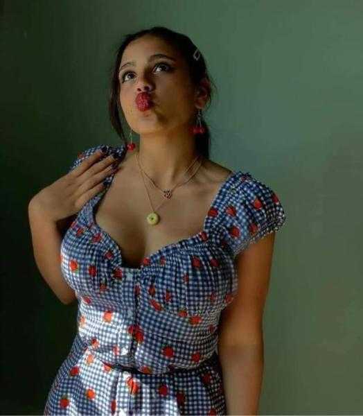 جنا عمرو دياب تثير الجدل بإطلالة جريئة برفقة صديقها