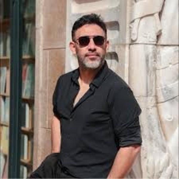 عمرو مصطفى يدعم أحمد سعد بسبب أزمته في تونس