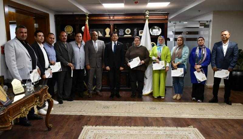 وزير الرياضة يُكرم العاملين بالإدارة الهندسية