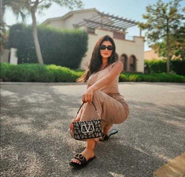 مي عمر تخطف أنظار متابعيها بإطلالة جريئة عبر إنستجرام