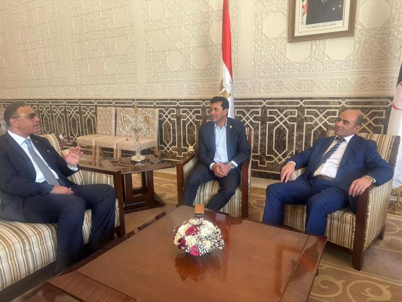 وزير الرياضة يصل الجزائر لحضور دورة الألعاب العربية ومناقشة ملفات ذات تعاون مشترك