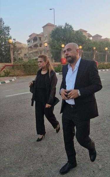 سيمون أول الحاضرين لعزاء الراحل علاء عبد الخالق .. «صور»