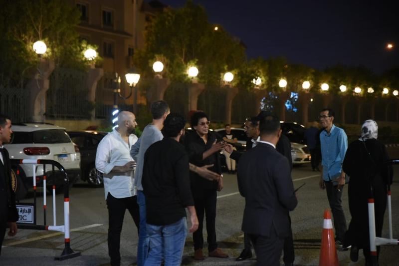 شاهد.. الكينج محمد منير في عزاء الفنان علاء عبد الخالق