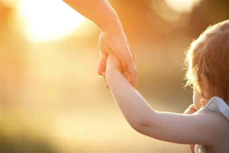 استشاري علاقات أسرية: «إحنا مراية لولادنا».. فيديو