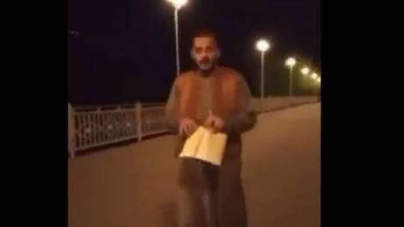مصري يُدنس القرآن الكريم