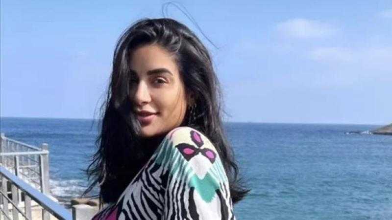 بألوان مبهجة.. جوري بكر في أحدث ظهور أمام البحر