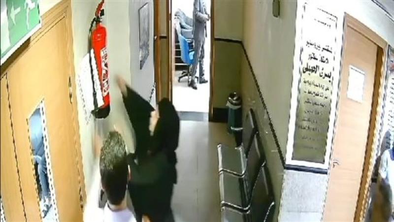 «للاعتداء على الطبيب».. سيدة تحاول دخول غرفة العمليات بمستشفى بأكتوبر