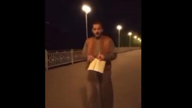 فيديو لمصري يسكب الخمر على القرآن الكريم يثير ضجة.. والسبب صادم