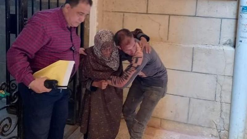 سيدة مسنة بلا مأوى تعيش في ماسورة صرف مغطى بالغربية