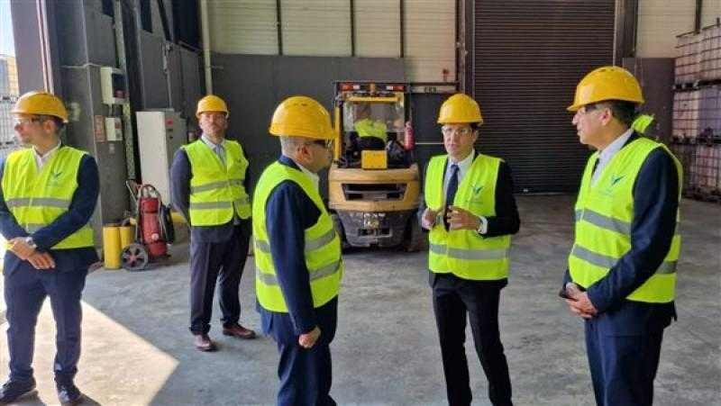 تفاصيل جولة رئيس قناة السويس داخل شركة أنتيبوليوشن إيجبت.. صور