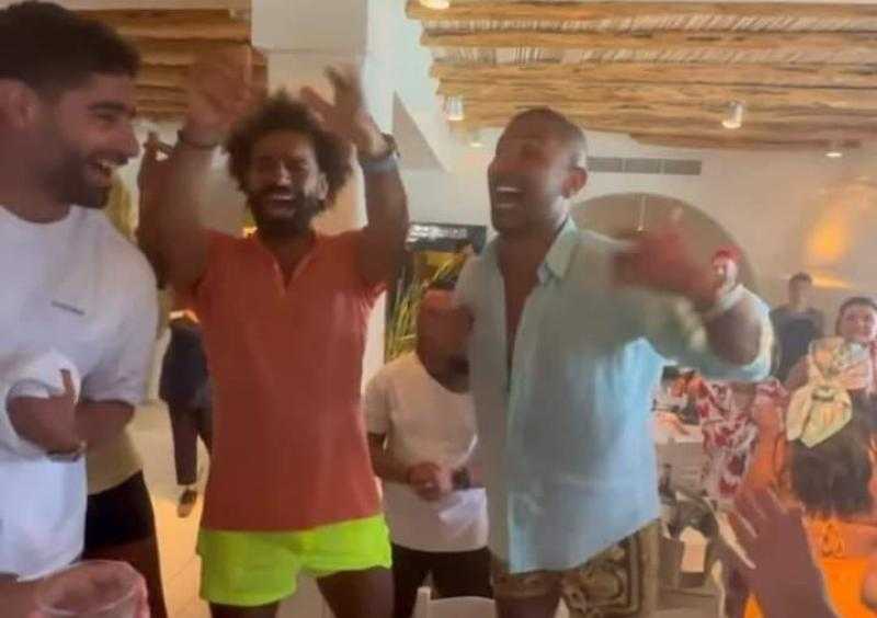 شاهد.. وصلة رقص هستيرية لـ محمد صلاح على أنغام «إيه اليوم الحلو دا»