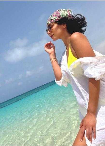 بسنت شوقي تستعرض جمالها من أمام البحر