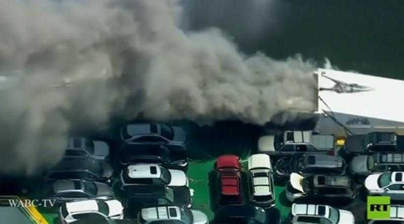 شاهد.. النيران تلتهم سفينة شحن أمريكية على متنها 5 آلاف سيارة