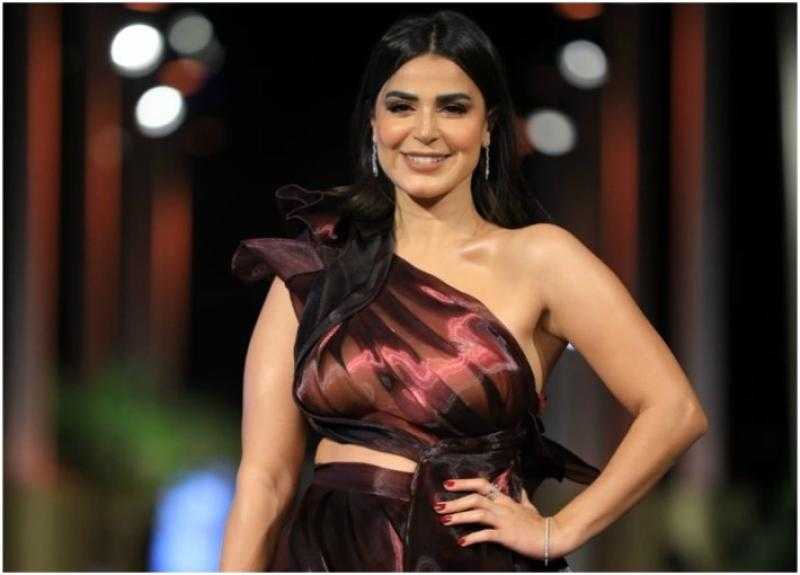 إطلالة جريئة للفنانة رانيا منصور «بفستان مكشوف»