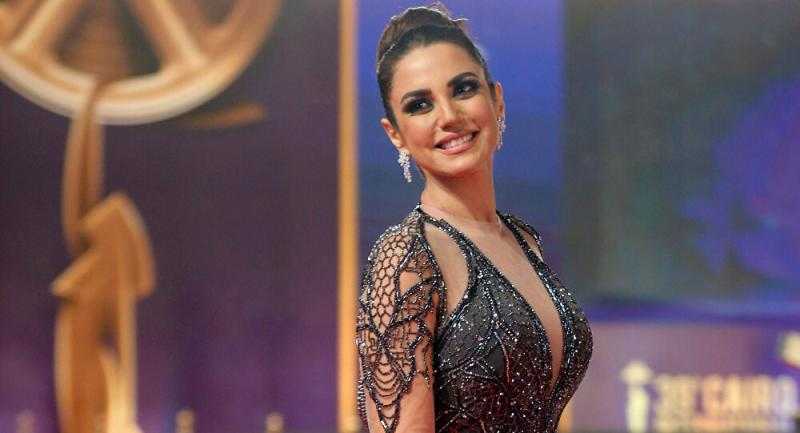 على شاطئ البحر.. درة تخطف الأنظار بإطلالة صيفية مبهرة