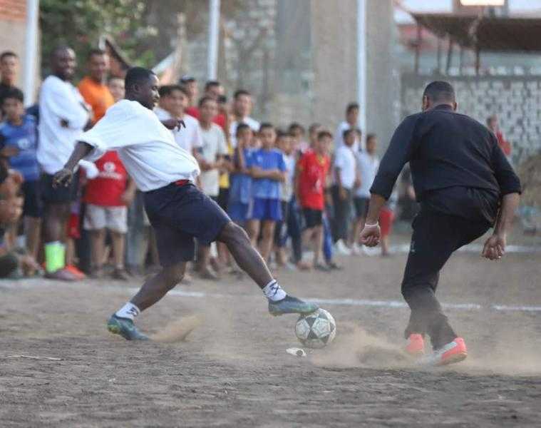 «بالجلابية».. فريق كاميروني يقطع مسافة للعب مع فلاحين البحيرة «صور»