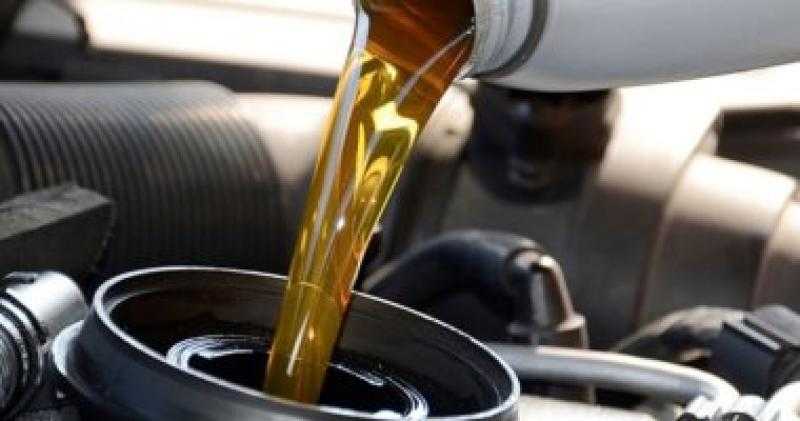 حبس عاملين لتجميعهما زيوت السيارات المستعملة وإعادة بيعها بالأميرية