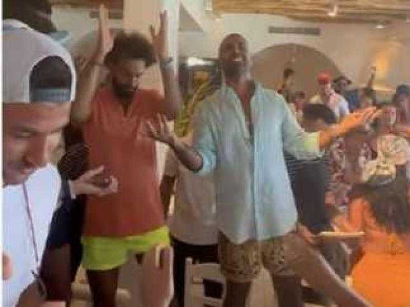 عمرو أديب: «لو محمد صلاح وأحمد سعد ما رقصوش في اليونان البلد حالها هيتصلح».. فيديو