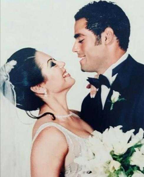 لقاء الخميسي تحتفل بعيد زواجها الـ19