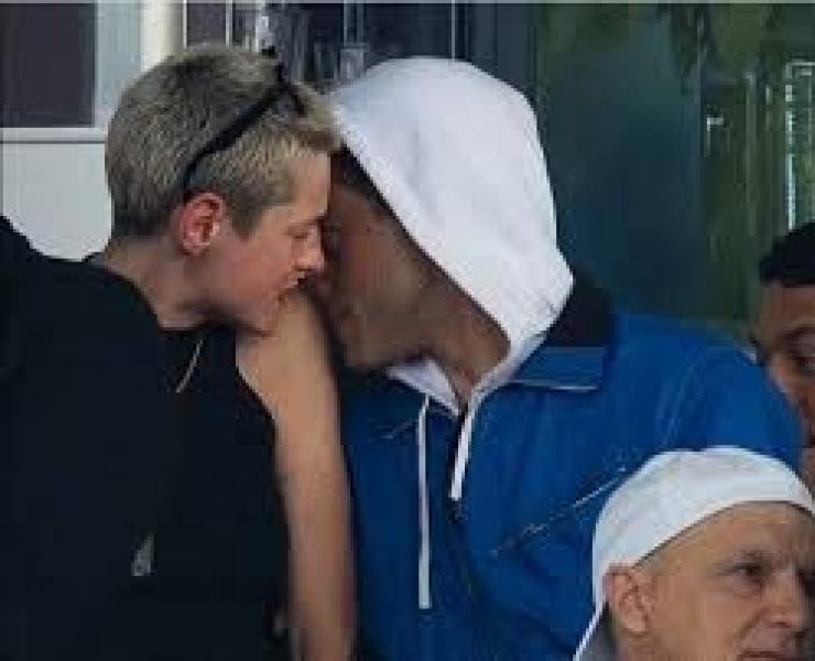 بعد ظهورهما سويا.. هل توجد علاقة حب بين رامي مالك وإيما كورين؟