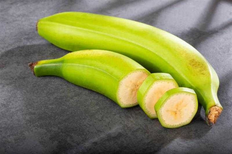 يساعد على خسارة الوزن والحماية من مرض السكري.. فوائد الموز الأخضر