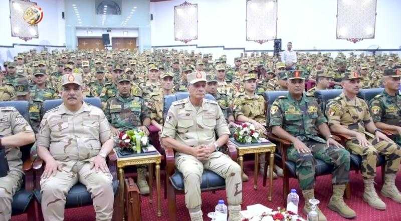 شاهد.. وزير الدفاع يلتقي عددًا من مقاتلي القوات الخاصة