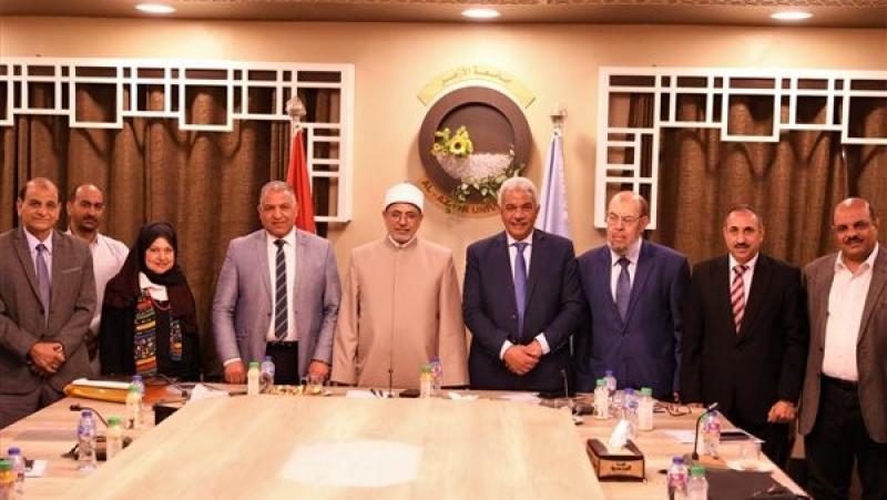 رئيس جامعة الأزهر يوصي بعقد دورات تدريبية للموظفين والطلاب في مجالات التحول الرقمي