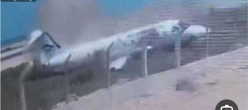 اصطدام عنيف.. طائرة صومالية تنحرف أثناء هبوطها وإصابة شخصين