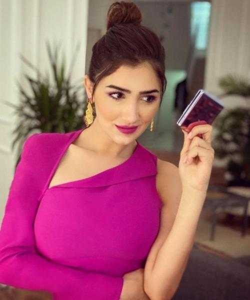 مي عمر تبهر جمهورها بإطلالة ناعمة