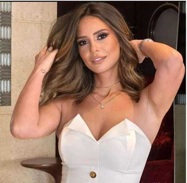 إيمان العاصي بإطلالة جريئة على شاطئ البحر