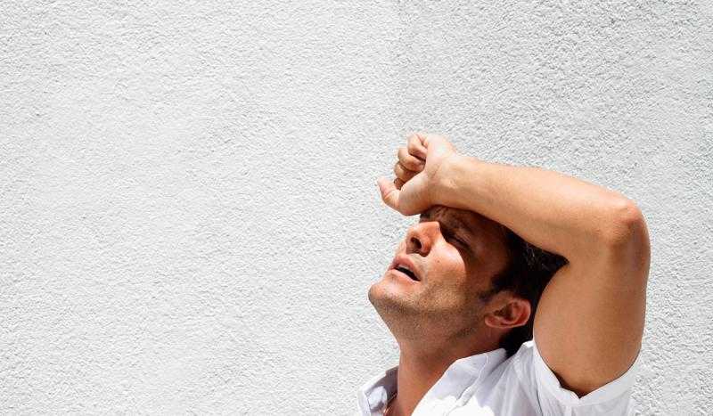 استشاري مناعة يكشف أعراض الإجهاد الحراري وطرق الوقاية منه - فيديو