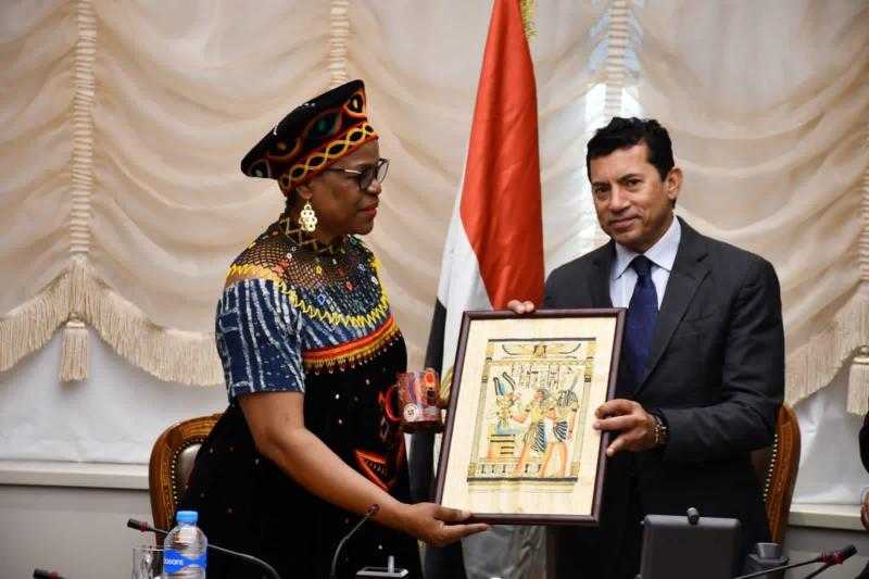 وزير الرياضة يهدي أحد المنتجات اليدوية الحرفية للأمين العام لمنظمة الكونفجيس