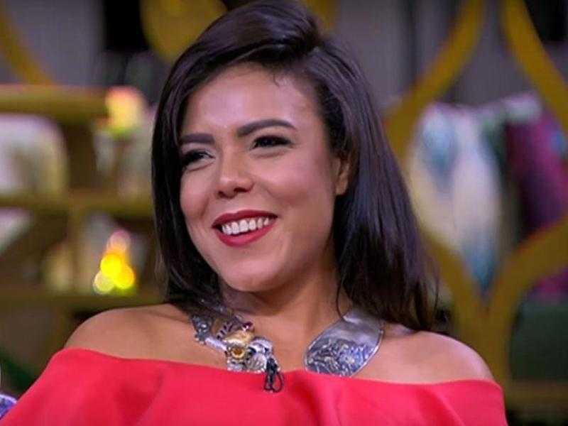 إطلالة ساحرة للفنانة ناهد السباعي على شاطئ البحر