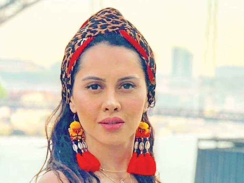 داخل سيارتها.. ياسمين رئيس تخطف الأنظار في أحدث ظهور