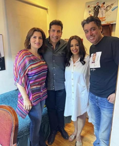 هاني رمزي برفقة زوجته في عرض مسرحية ”سيدتي أنا”