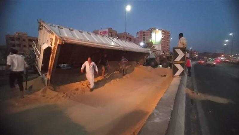 انقلاب سيارة نقل ثقيل محملة بالرمال على كوبري قويسنا بالمنوفية