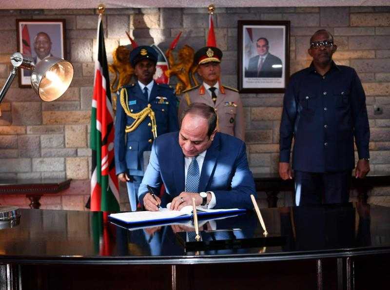 الرئيس السيسي يدون كلمة بسجل الزائرين في مستهل زيارته إلى كينيا