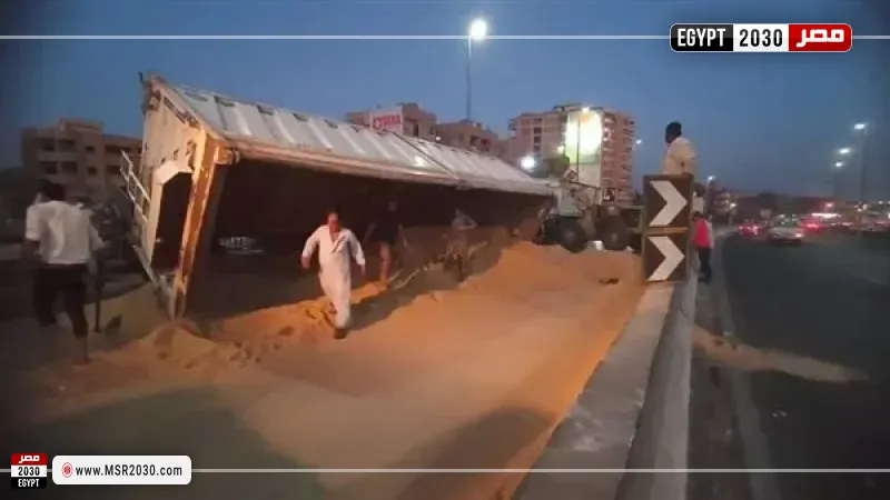 انقلاب سيارة نقل ثقيل