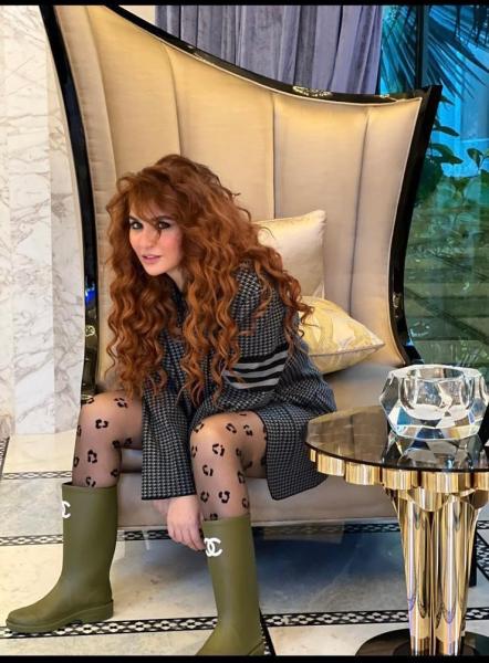 الليلة.. نوال صاحبة أغنية ”مخاصماك” ضيفة راديو 9090