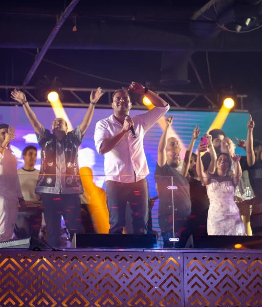 رامي صبري يشعل الساحل الشمالي بحفل كامل العدد