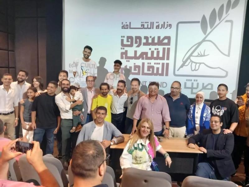 بحضور شهيرة ومحمد رياض.. عرض فيلم ”حجر إيجابي” بنادي السينما