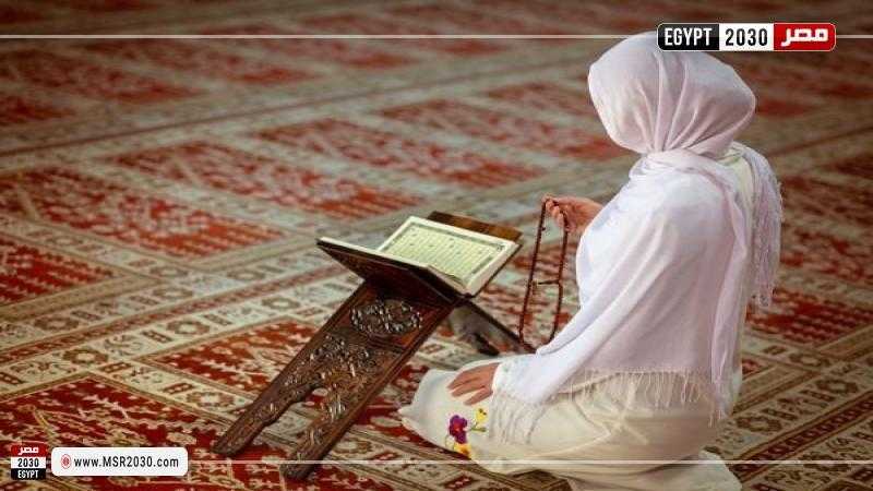هل صلاة المرأة باطلة إذا رأها رجل؟.. أمين الفتوى يجيب