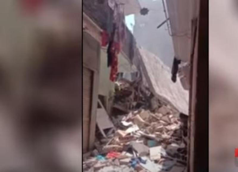 شاهد.. لقطات حية من موقع انهيار عقار بحدائق القبة «فيديو»