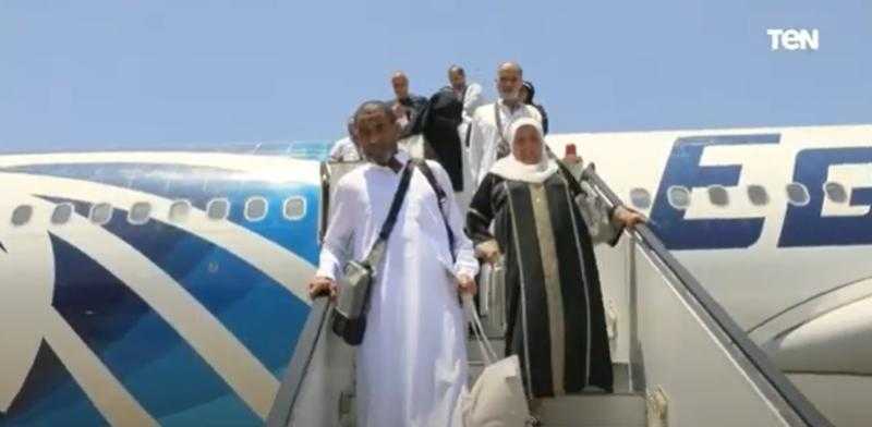 شاهد .. مطار القاهرة يستقبل آخر أفواج حُجاج القرعة بعد تأدية المناسك