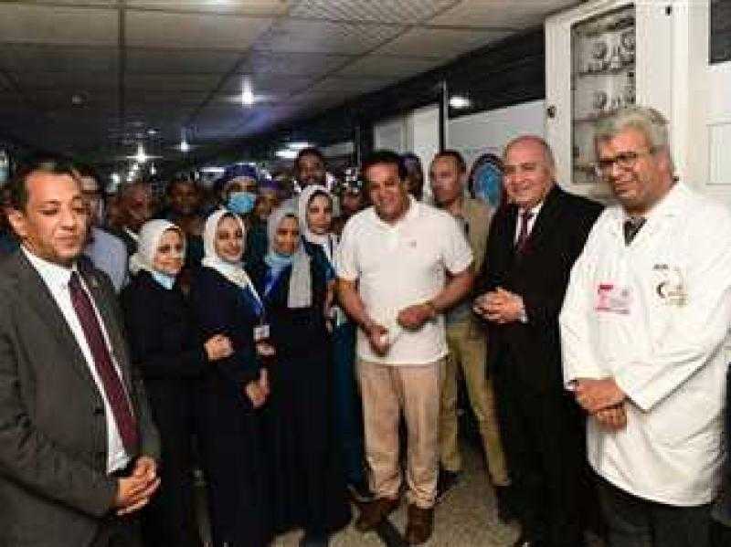 وزير الصحة ومحافظ قنا يطمئنان على مستوي الخدمات الطبية بالمستشفى العام