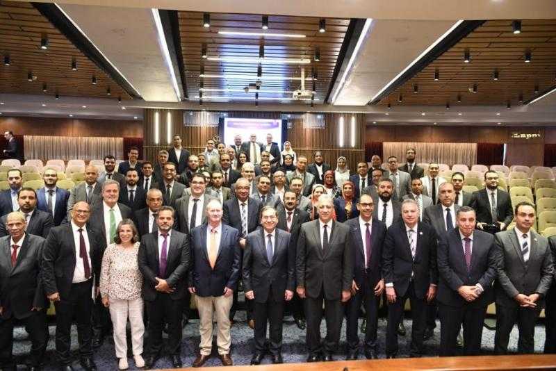 وزير البترول يسلم شهادات إكمال المرحلة الأولى من البرنامج التدريبي على نظم البرمجة الخطية