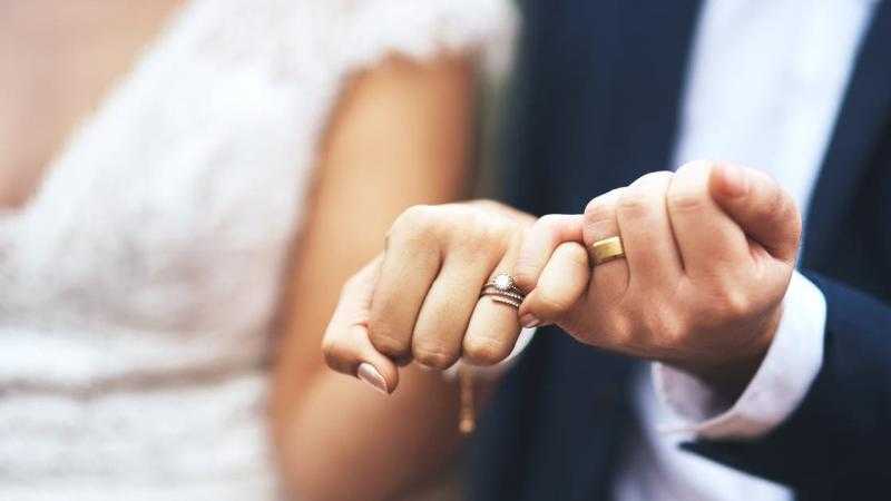 هل عدم الزواج من أسباب أزمة منتصف العمر؟.. فيديو