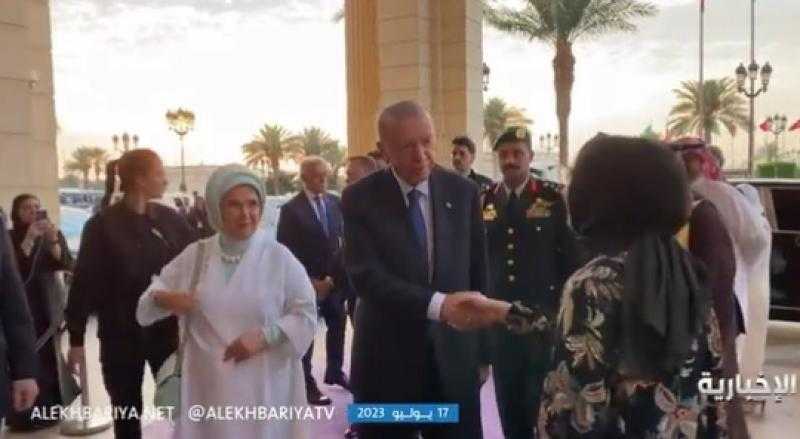 شاهد.. لحظة وصول أردوغان وزوجته إلى السعودية في زيارة رسمية